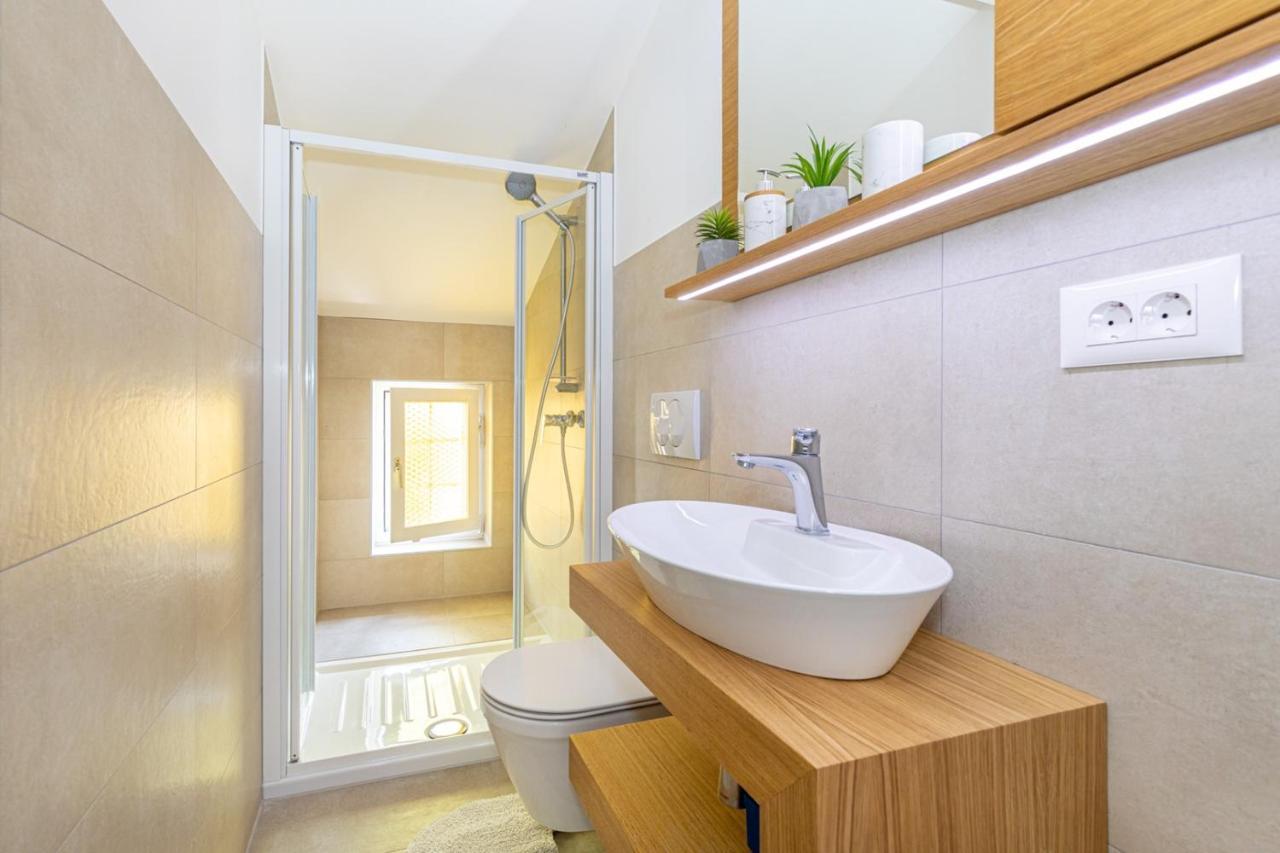 Apartments Ada Near The Sea Πόρετς Εξωτερικό φωτογραφία